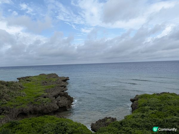圖中為沖繩萬座毛景點，在懸崖旁影出去，入場需要收100円，價...