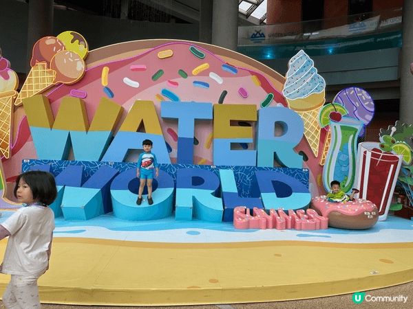 海洋公園水上樂園，小朋友非常享受與海浪玩遊戲