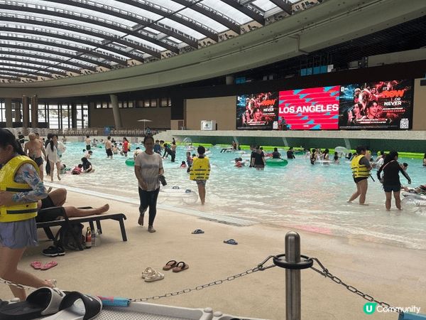 海洋公園水上樂園，小朋友非常享受與海浪玩遊戲