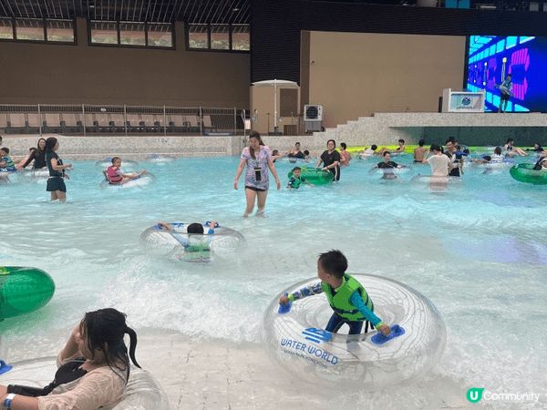海洋公園水上樂園，小朋友非常享受與海浪玩遊戲