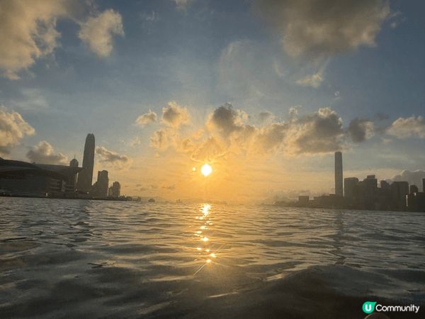 第一張相係香港維港海中心，帶住團欣賞黃昏日落