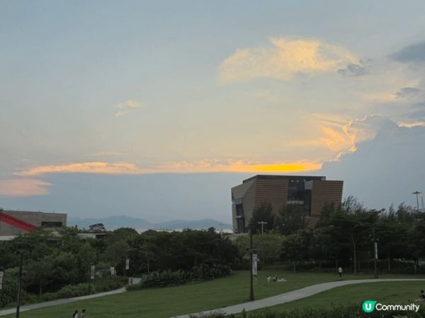 西九文化區，因為有m+，故宮，還有一片草地及海邊天空風景，可...