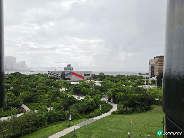 西九文化區，因為有m+，故宮，還有一片草地及海邊天空風景，可...