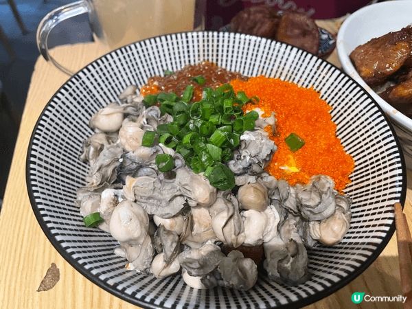 好愛台灣料理！鋪滿肥美鮮蚵仔、滿滿魚子與蔥的澎湃海鮮丼。軟腍...