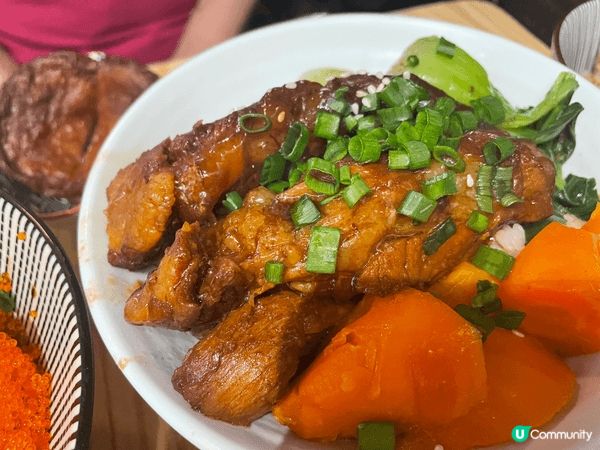好愛台灣料理！鋪滿肥美鮮蚵仔、滿滿魚子與蔥的澎湃海鮮丼。軟腍...