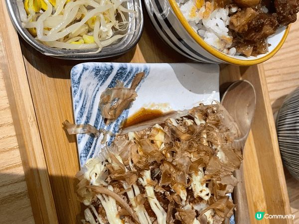 好愛台灣料理！鋪滿肥美鮮蚵仔、滿滿魚子與蔥的澎湃海鮮丼。軟腍...