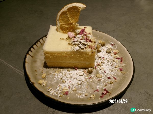 位於樓上鋪既cafe，佢主打日韓fusion菜式，我地叫左蒜...