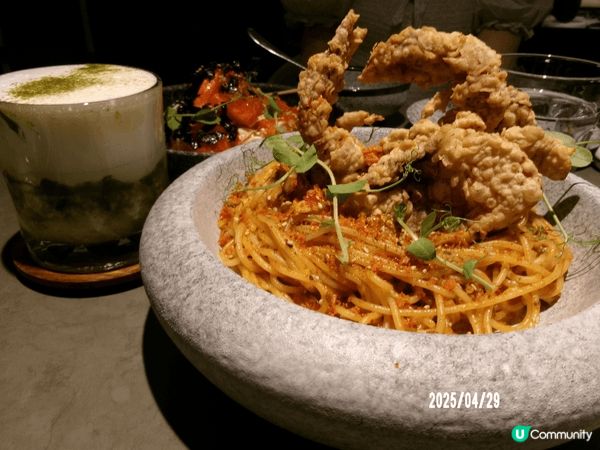 位於樓上鋪既cafe，佢主打日韓fusion菜式，我地叫左蒜...