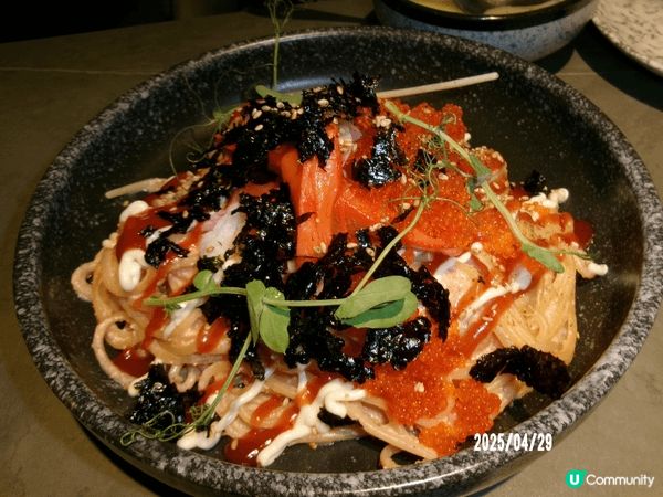 位於樓上鋪既cafe，佢主打日韓fusion菜式，我地叫左蒜...