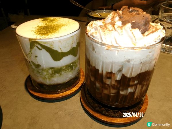 位於樓上鋪既cafe，佢主打日韓fusion菜式，我地叫左蒜...
