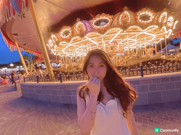 ​圖片展示了香港各大特色打卡勝地，涵蓋了浪漫的迪士尼樂園夜景...