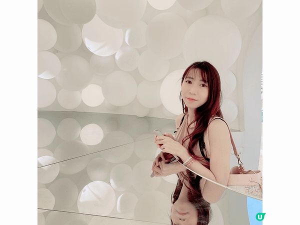 ​圖片展示了香港各大特色打卡勝地，涵蓋了浪漫的迪士尼樂園夜景...