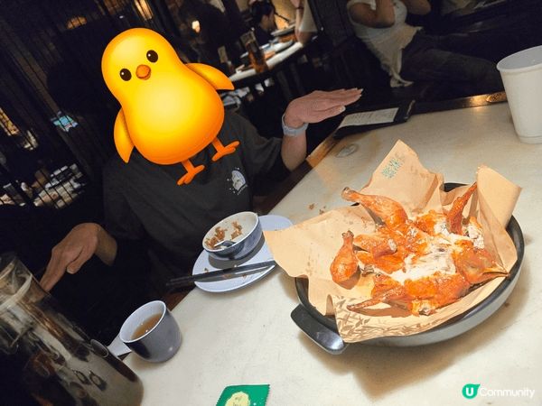 這是綠茶餐廳的龍井燒雞，原本以為只是普通的燒雞，沒想到一上桌...