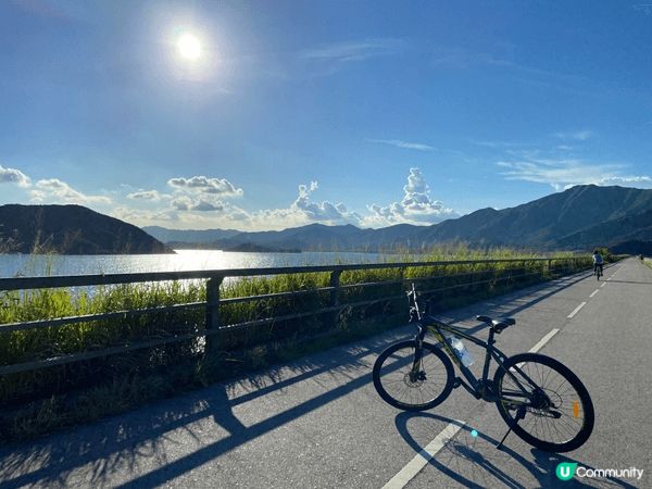 大尾篤船灣郊野公園淡水湖堤壩踩單車，藍天白雲，風景優美