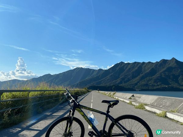 大尾篤船灣郊野公園淡水湖堤壩踩單車，藍天白雲，風景優美