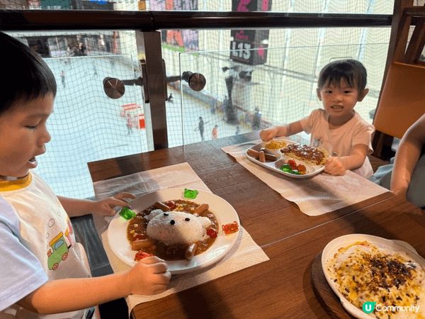 放假去MegaBox食個lunch,小朋友見到兒童餐甘得意，...