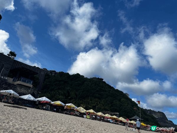 Melasti Beach 係個被高聳石灰岩斷崖包圍嘅「懸崖...