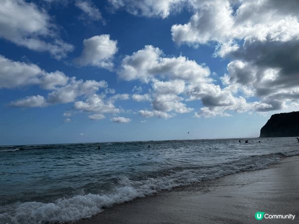 Melasti Beach 係個被高聳石灰岩斷崖包圍嘅「懸崖...