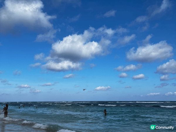 Melasti Beach 係個被高聳石灰岩斷崖包圍嘅「懸崖...