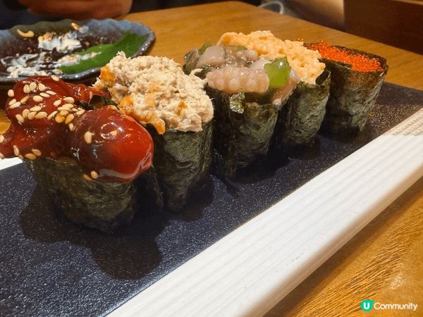 與朋友聚餐點了一桌豐盛的日式美食，有口感濃郁的軍艦壽司、炸得...