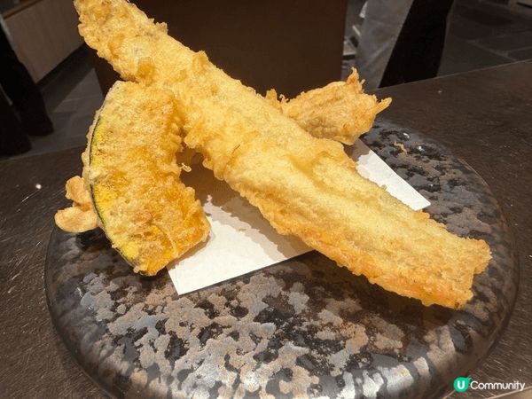 與朋友聚餐點了一桌豐盛的日式美食，有口感濃郁的軍艦壽司、炸得...