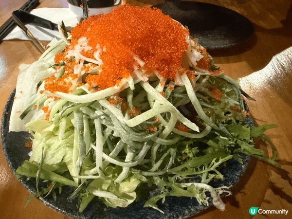 與朋友聚餐點了一桌豐盛的日式美食，有口感濃郁的軍艦壽司、炸得...