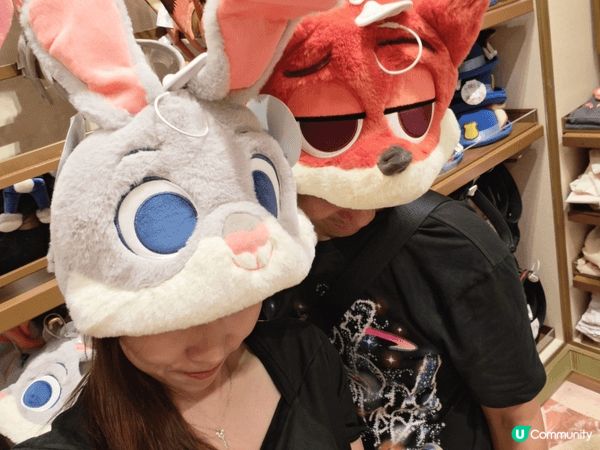 上海迪士尼比我哋香港大，所以有好多設施香港都係無， 我哋就係...