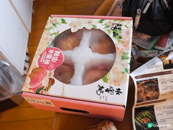 這組圖片展示了精緻的中式美食與優質的水果禮盒：
