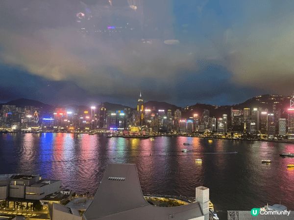 尖東海傍晚餐，看著夕陽落下，華燈初上，很美。另外一張是在美國...