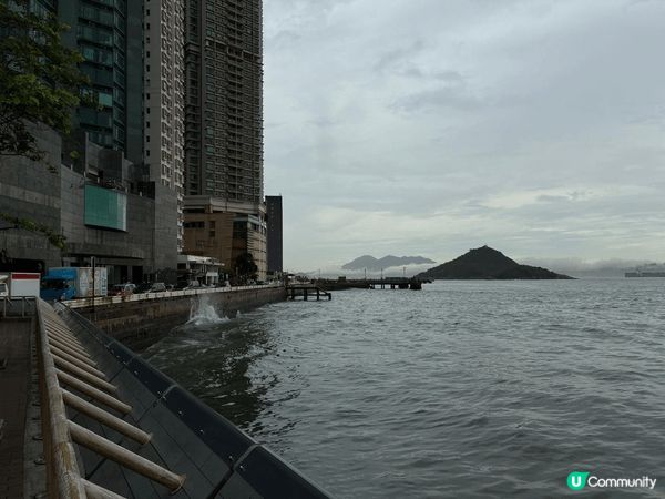 堅尼地城海傍，最大特色是馬路旁邊便是海邊，其次便是可近距離看...