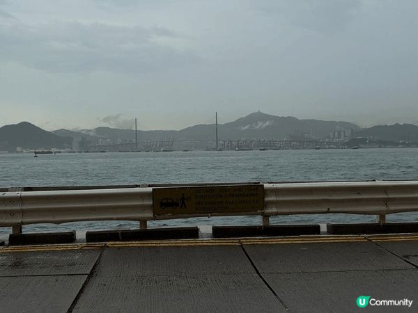 堅尼地城海傍，最大特色是馬路旁邊便是海邊，其次便是可近距離看...