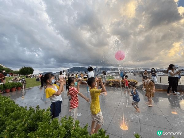 疫情時在觀塘海濱公園一齊戲水，那年的母親節