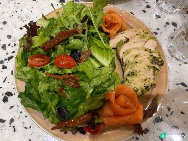 夏日炎炎熱到死同屋企人喺海港城間Cafe食午餐大家都冇乜胃口...
