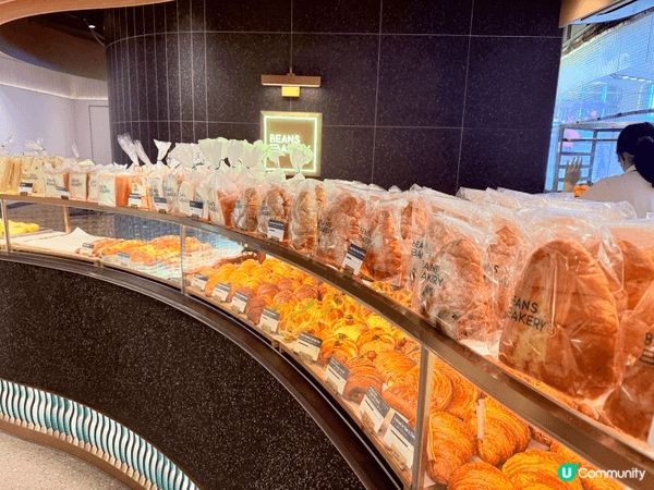 呢間Beans Bakery位於康城商場裏面，裝修新，環境舒...