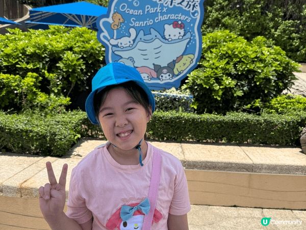 我喜歡去不同的地方打卡和享受香港嘅美食。當然有包括香港嘅地標...