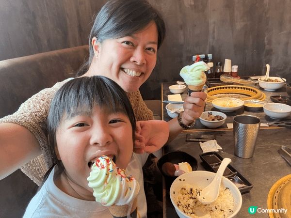我喜歡去不同的地方打卡和享受香港嘅美食。當然有包括香港嘅地標...