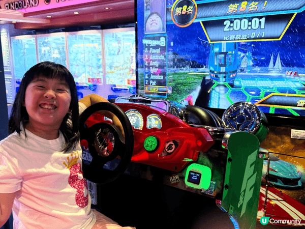 我喜歡去不同的地方打卡和享受香港嘅美食。當然有包括香港嘅地標...
