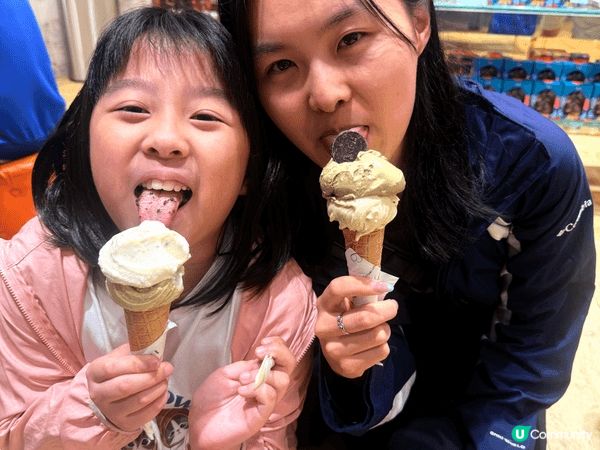 我喜歡去不同的地方打卡和享受香港嘅美食。當然有包括香港嘅地標...