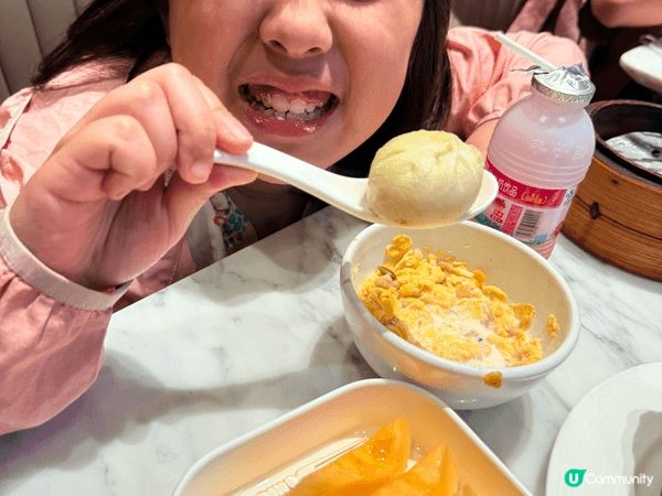 我喜歡去不同的地方打卡和享受香港嘅美食。當然有包括香港嘅地標...