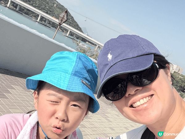 我喜歡去不同的地方打卡和享受香港嘅美食。當然有包括香港嘅地標...