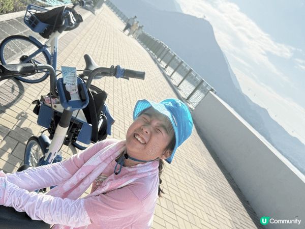 我喜歡去不同的地方打卡和享受香港嘅美食。當然有包括香港嘅地標...