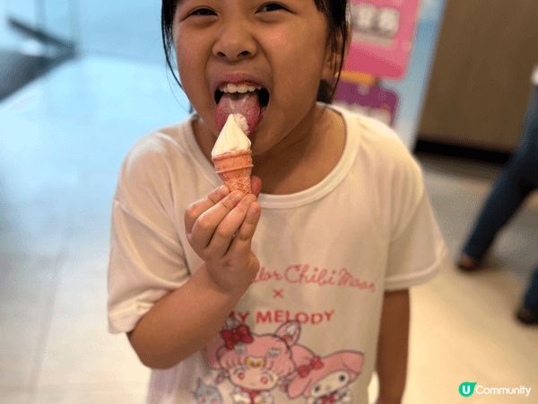 我喜歡去不同的地方打卡和享受香港嘅美食。當然有包括香港嘅地標...