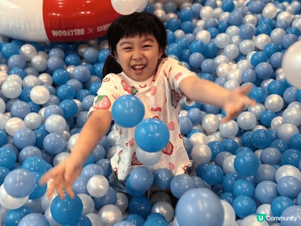 我喜歡去不同的地方打卡和享受香港嘅美食。當然有包括香港嘅地標...