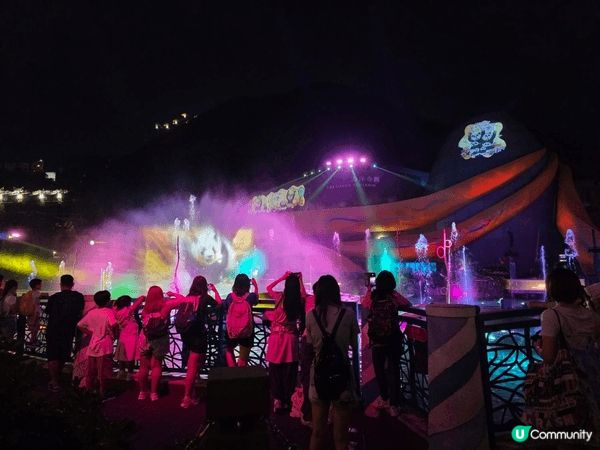 今個夏天我走進海洋公園，感覺就像進入了一個繽紛的派對世界。園...
