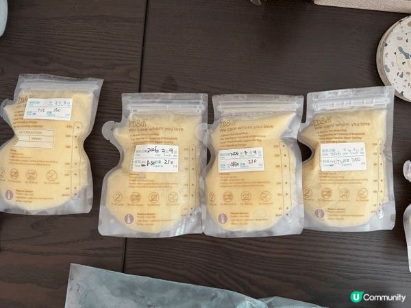 B&H儲奶袋袋身印有感溫變色顯示，在加熱母乳時，能透過顏色變...