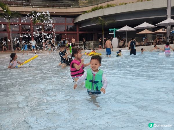 今年6月, 我們一家四口出發到香港海洋公園水上樂園玩水, 絕...