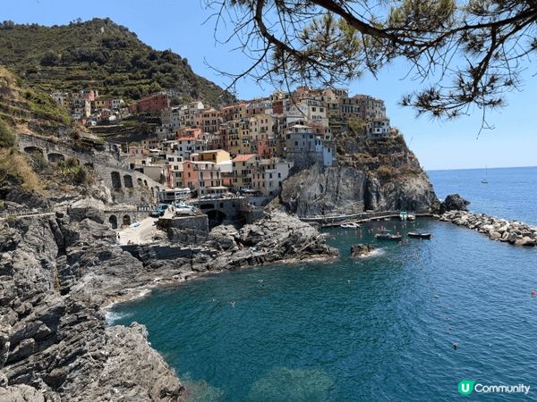 左邊是意大利五漁村的Manarola, 中間是羅馬鬥獸場，右...