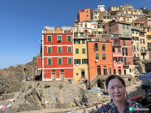左邊是意大利五漁村的Manarola, 中間是羅馬鬥獸場，右...