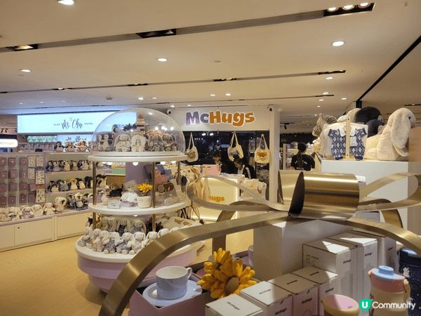 這間店舖是位於金鐘廊的McHugs。這間店舖出售很多可愛的毛...