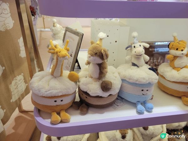 這間店舖是位於金鐘廊的McHugs。這間店舖出售很多可愛的毛...
